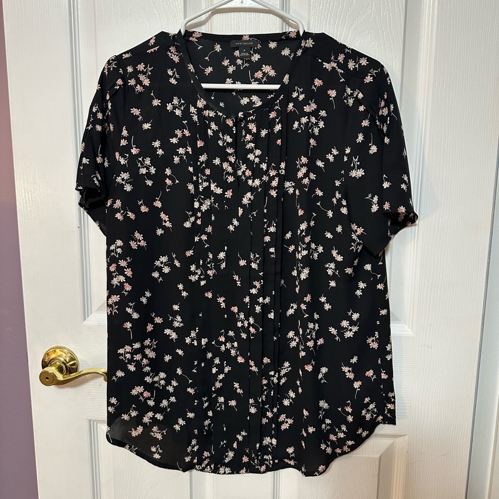 Ann Taylor Medium Black Floral Short-Sleeve Blouse - Blush Pink Flower Print